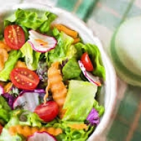 Ensalada completa: lechuga, tomate, zanahoria, repollo y huevo