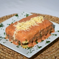 LASAGNA DE POLLO Y VERDURA CON SALSA MIXTA