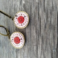 Pendientes Sihu rosa y rojo, los beneficios de este modelo van destinados a la asociacion española contra el cáncer, medida 3cm.