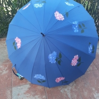 Paraguas azul con hortensias azules y rosas