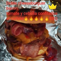 HAMBURGUESA (BACON Y QUESO) \N250 GRAMOS DE CARNE DE LOMO BAJO CON DOBLE BACON / DOBLE QUESO , TOMATE Y CEBOLLA CONFITADA