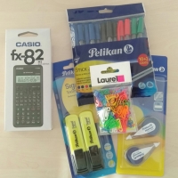 Pack vuelta al cole contigo: 1 calculadora científica fx-82 ms-2-s 240f   12 bolis (5 azules, 3 negros, 2 rojos, 2 verdes)    2 subrayadores  2 correctores de cinta blanca   100 clips colores surtidos 25 mm