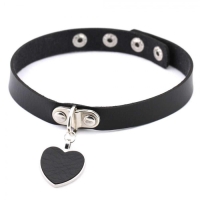 Collar negro con corazón 