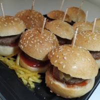 MINI HAMBURGUESAS CON CEBOLLA CARAMELIZADA