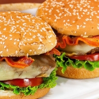 2 hamburguesas especiales   papas fritas   coca cola