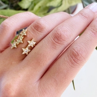 Anillo de acero triple con estrellas y circones.