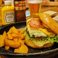 HAMBURGUESA VIKINGA\N200GRS DE CARNE DE RES,PAN DE LA CASA,TOCINETA,VERDURAS,QUESO CHEDDAR,QUESO MOZARELLA,ACOMPAñADA DE PAPA A LA FRANCESA, PAPA CRIOLLA O PAPA RúSTICA.