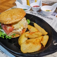 HAMBURGUESA BERSERK 200GRS DE CARNE DE RES,PAN DE LA CASA,VERDURAS,TOCINETA,QUESO MOZARELLA,QUESO CHEDDAR,FONDUE DE SETAS, ACOMPAñADO DE PAPA A LA FRANCESA,PAPA CRIOLLA O PAPA RúSTICA.