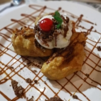 BANANO TEMPURA CON HELADO\NSALSA DE AREQUIPE Y CHOCOLATE CALIENTE.