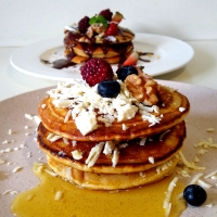 Combo de pancakes de miel, queso blanco y frrutas o chocolate y frutas acompañado de dos tequeños un jugo de mango y torta del día 