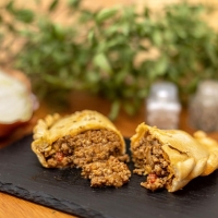 EMPANADA DE CARNE. MINIMO 6 UNIDADES