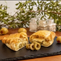 EMPANADA DE QUESO Y ACEITUNAS. MíNIMO 6 UNIDADES