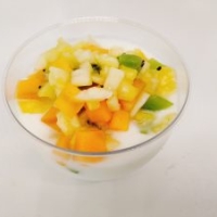 YOGUR CREMOSO CON FRUTA FRESCA