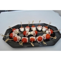 BROCHETAS DE QUESO FRESCO, PAVO Y TOMATE CHERRIE