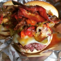 HAMBURGUESA ( AL CARBÓN BBQ) \N250 GRAMOS DE CARNE DE LOMO BAJO , QUESO CHEDDAR, VERDURAS ASADAS ,BACON, TOMATE Y CEBOLLA CONFITADA.