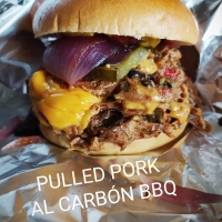 HAMBURGUESA (PULLED PORK) COSTILLAS ASADAS, DESHILACHADAS Y COCIDAS LENTAMENTE CON NUESTRA SALSA BBQ, QUESO CHEDDAR O PHILADELPHIA