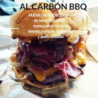 HAMBURGUESA SOLO... MíA\N250 GRAMOS DE SOLOMILLO CORTADO A MANO, JAMóN IBéRICO, SALSA DE YEMA DE HUEVO CONFITADA , CEBOLLA Y QUESO CHEDDAR BLANCO
