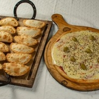 Pizza de Mozzarella   6 Empanadas  de carne o jamón y queso
