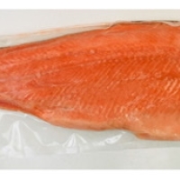 SALMON FILETE CON PIEL CONGELADO POR KILO (1,6k en promedio)