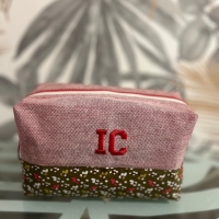 Neceser con iniciales bordadas