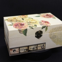 Caja de madera beige decorada floral  -vendido-