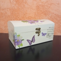 Caja de madera decorada con flores y mariposa en tonos violetas. Un regalo perfecto.