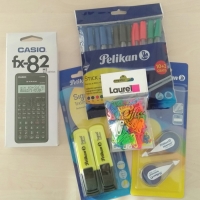 Pack vuelta al cole contigo: 1 calculadora científica fx-82 ms-2-s 240f 12 bolis (5 azules, 3 negros, 2 rojos, 2 verdes) 2 subrayadores 2 correctores de cinta blanca 100 clips colores surtidos 25 mm