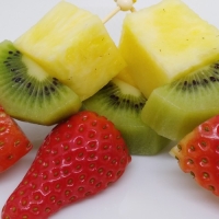 BROCHETAS DE FRUTA DE TEMPORADA