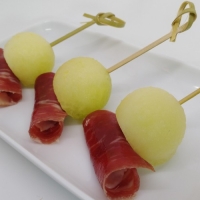 BROCHETAS DE MELóN CON JAMóN